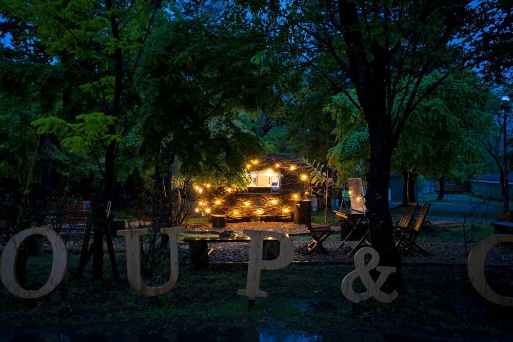 CALINCHOWDERキッチンカー_ライトアップ